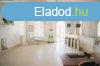Elad 600 m2 ipari, keresk. plet, Sziksz