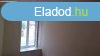 Elad Tata kzpontjban, egy 60m2-es, 2 szobs, kertkapcsola