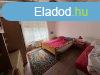 Elad feljtott csaldi hz, hatalmas gygynvnyes kerttel