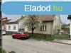 Kaposvron a Laborfalvy utcban elad egy feljtand tgla