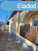 Elad csaldi hz Rbattts, 	Forgalomtl mentes utcban