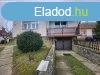 Elad csaldi hz Grce, 	Csendes utcban