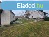 Elad csaldi hz Grce, 	Csendes utcban