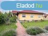 Elad csaldi hz Grdony, 	Kertvrosi fldszintes garzzsal