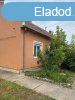 Szandaszlsn sarki telken, kzepes llapot, szigetelt tg