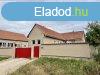 Elad 100m2-es Ikerhz, Valk