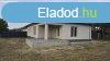 Elad Petfivrosban egy fldszintes kialakts, 3 szobs, 