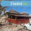 Szarvason srz, borospince, csaldi hz elad! 