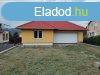 Elad 102 nm-es j pts Csaldi hz Felstrkny