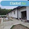 Monor belvrosban 3 szoba + nappalis laksok, telekkel