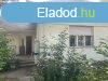 Elad csaldi hz Gdll, 	Kertvros