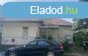 Elad csaldi hz Gdll, 	Kertvros