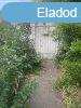 Elad csaldi hz Gdll, 	Kertvros