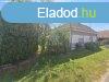 Elad csaldi hz Csmdr, 	hz patakkal, pajtval, mhelly