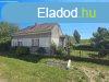 Elad csaldi hz Csmdr, 	hz patakkal, pajtval, mhelly