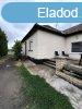 Elad csaldi hz Szirk, 	Aszfaltos t mellett