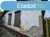 Elad csaldi hz Fegyverneken!
